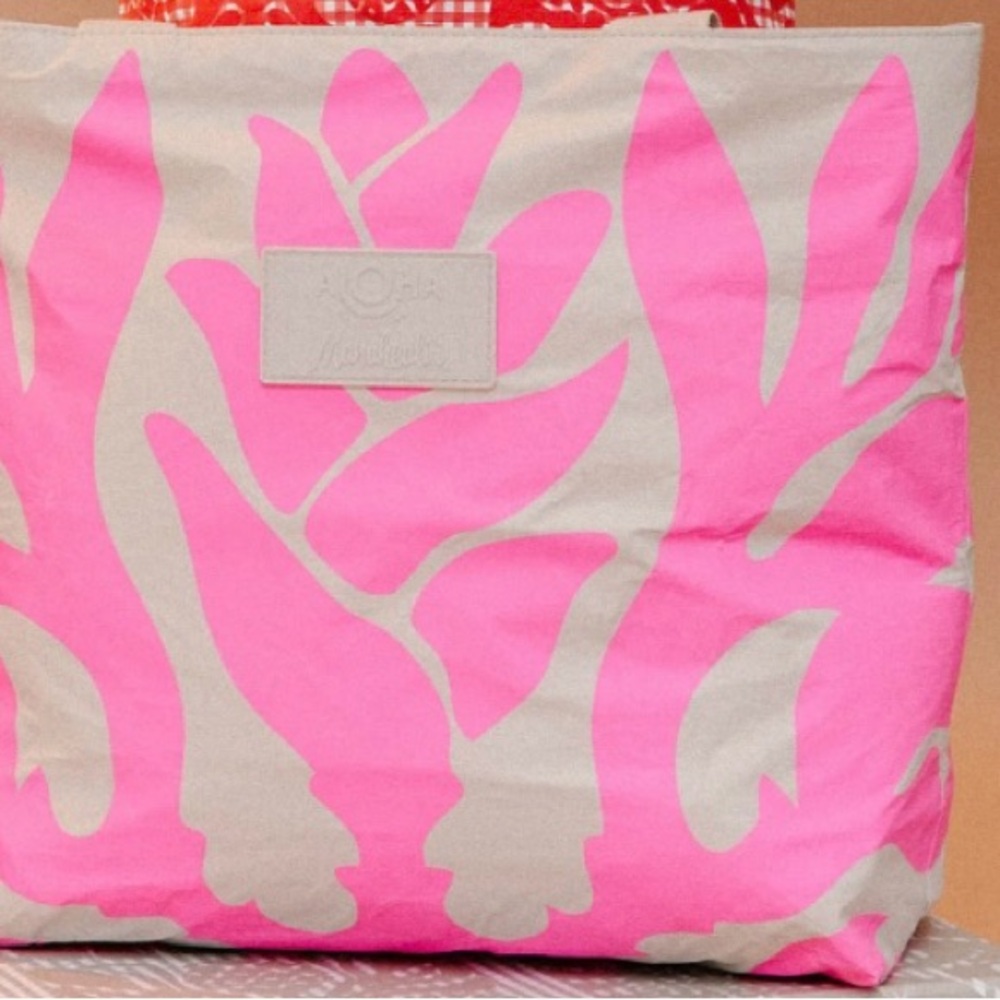 ALOHA Collection Vibrant Pink and Cream Tote
Day tripper - Picture 2 of 4